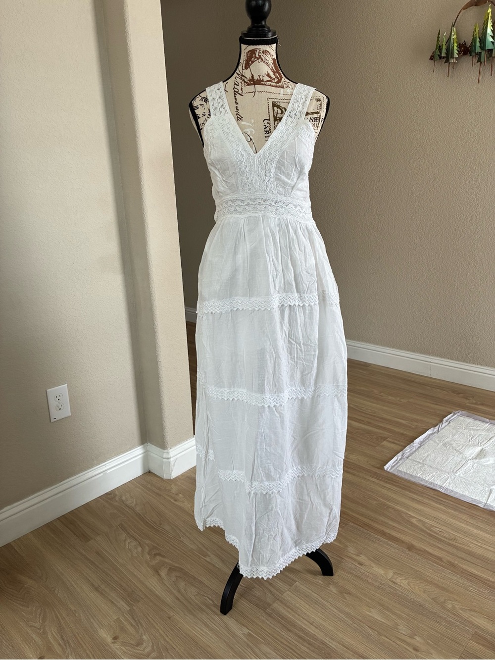 Vibrant White Lace V-Neck Maxi Dress